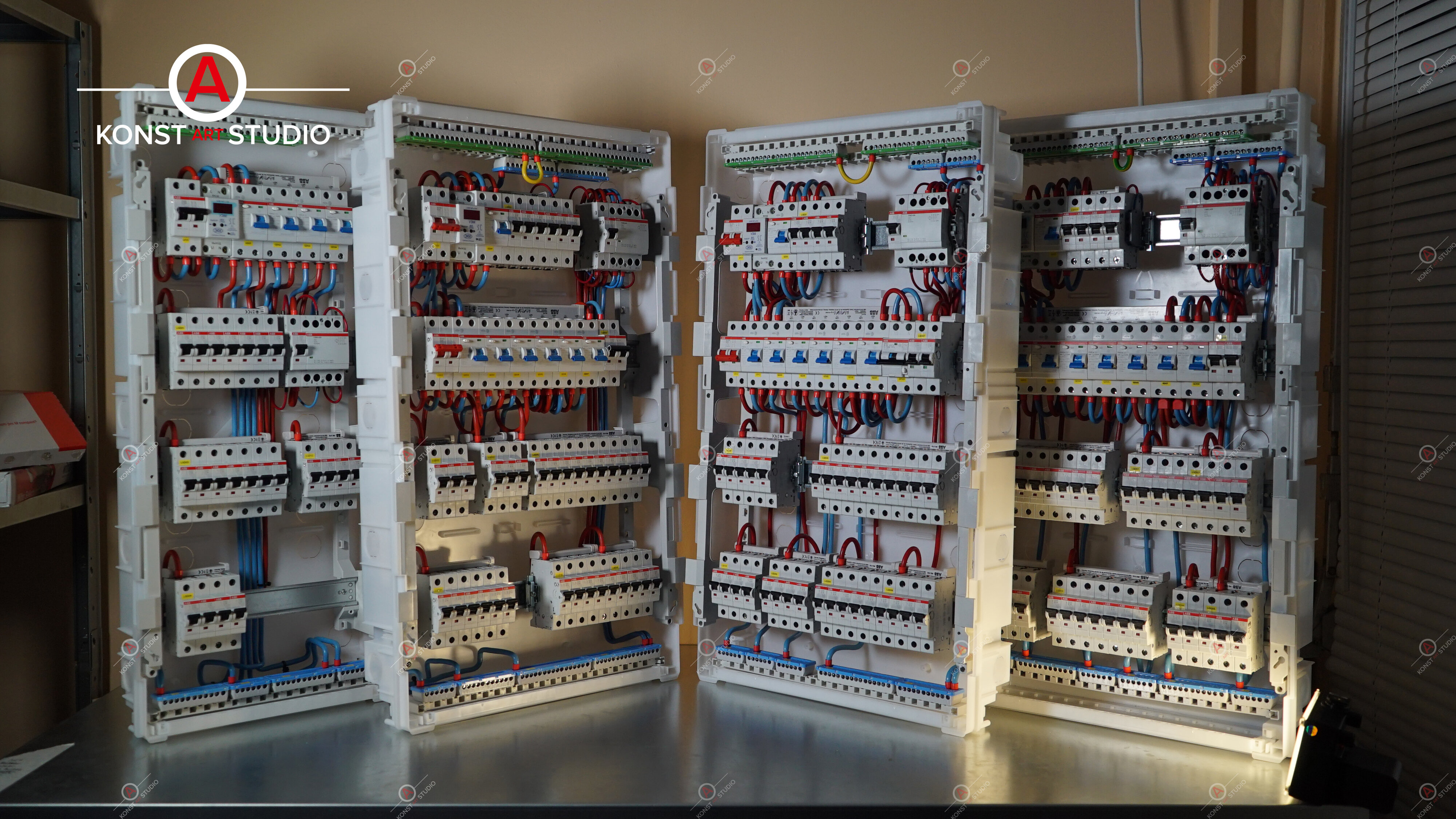 Щит под заказ. Электрический щит умного дома. Сборка щита. Монтажный стенд для сборки электрощитов. Сборные электрические щиты.