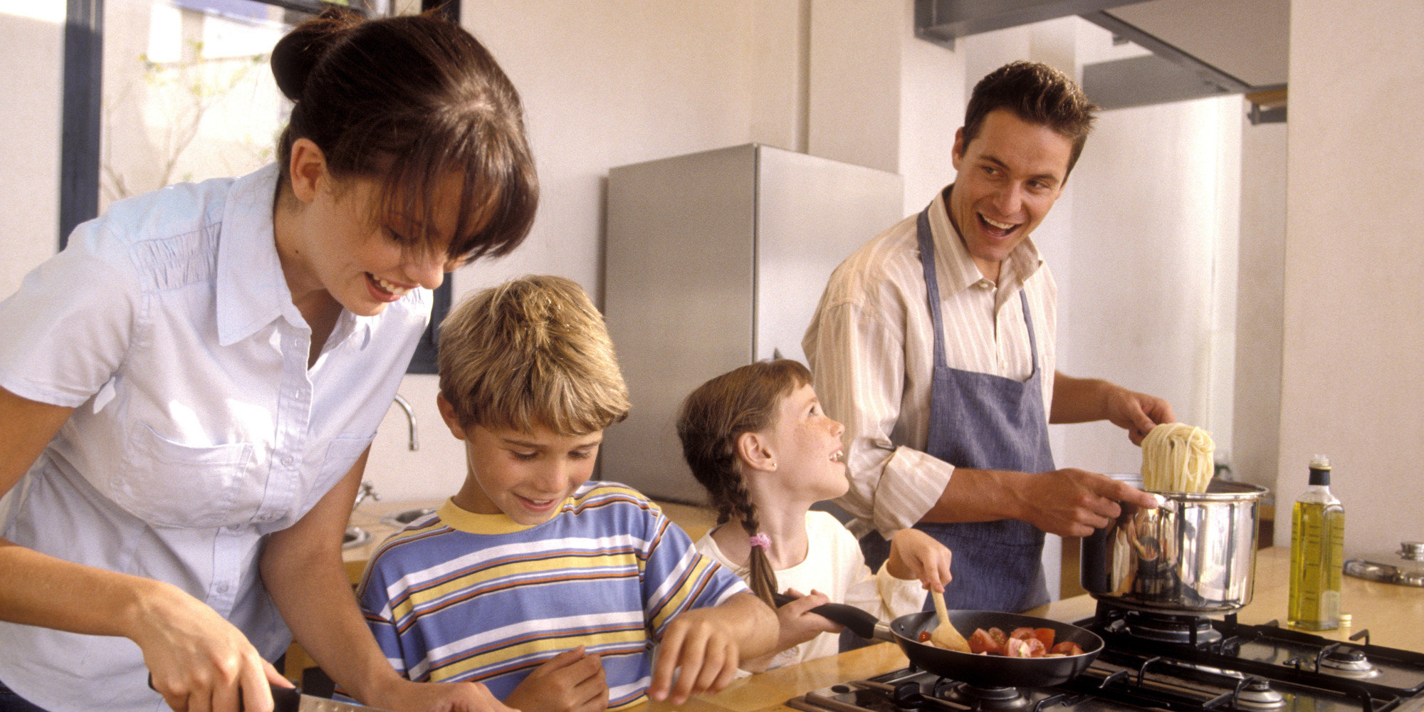 Работу домохозяйства. Семья на кухне. Готовка с семьей. Семья и быт. Дети и родители на кухне.