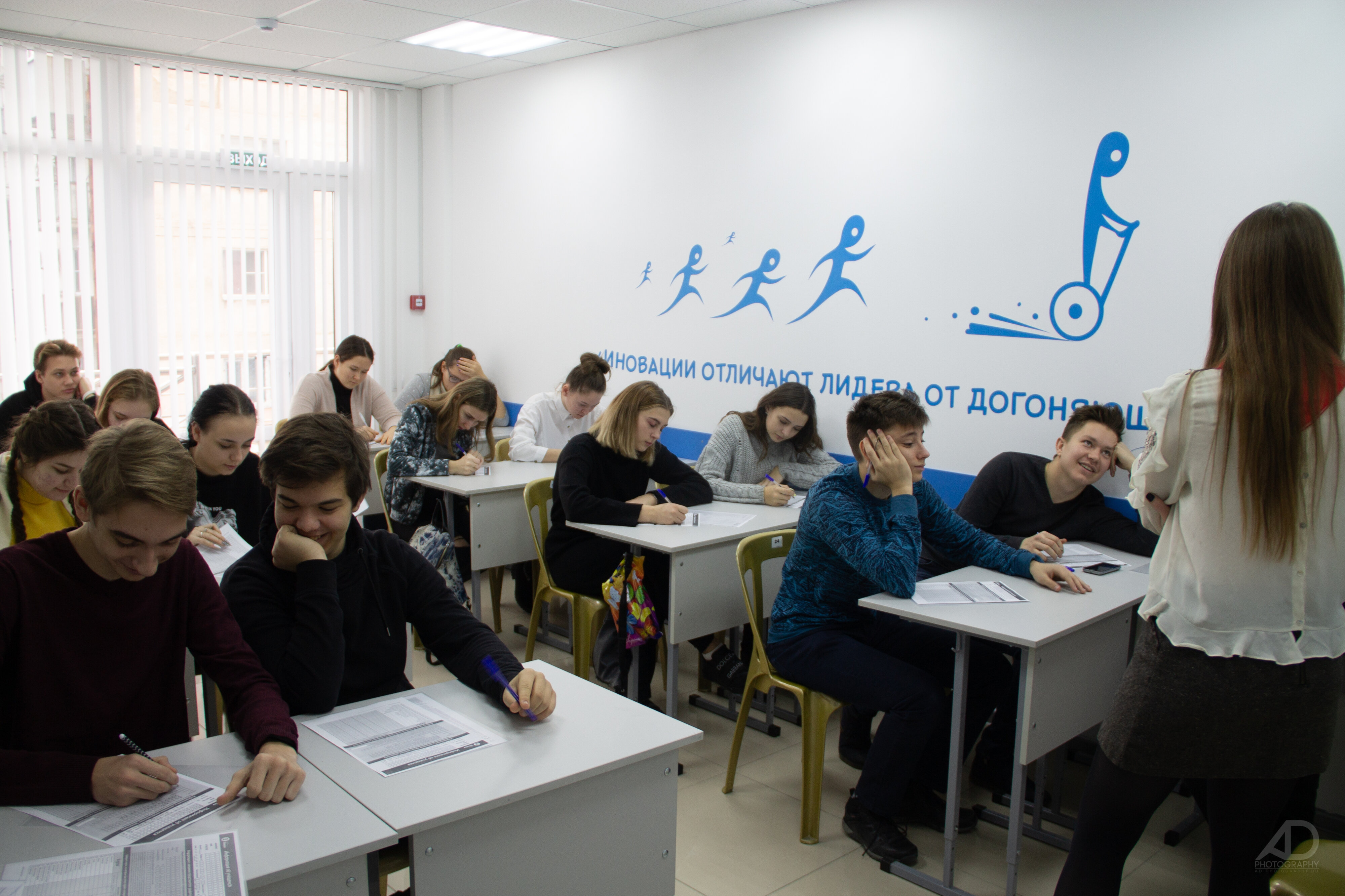 курсы пс. курсы пс. обучение. обучение на компьютере. взрослые за компьютером.