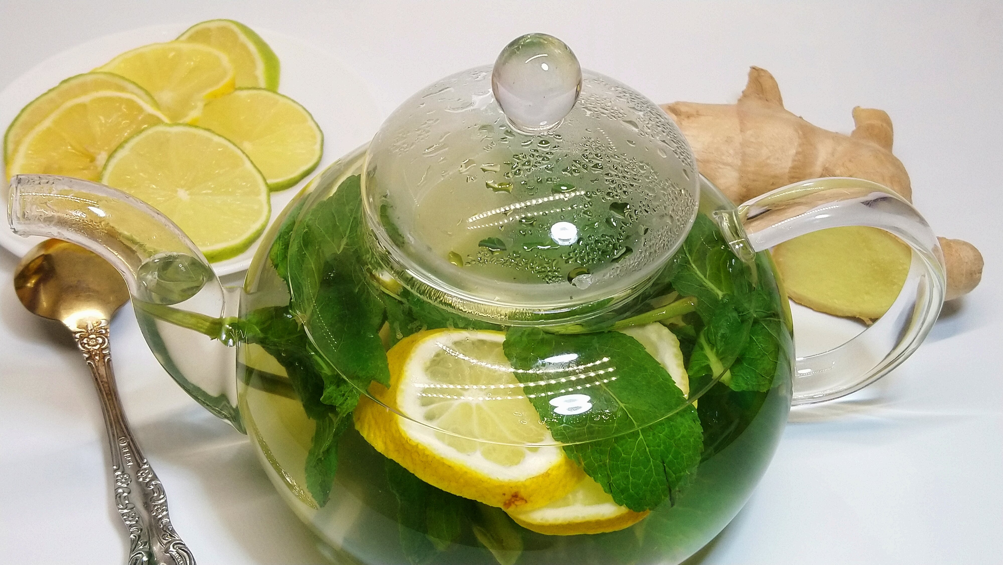 Чай мята лайм. Лайм мята чай зеленый. Зеленый чай с лаймом и мятой. Зеленый чай лимон и мята. Чай с лимоном и мятой.