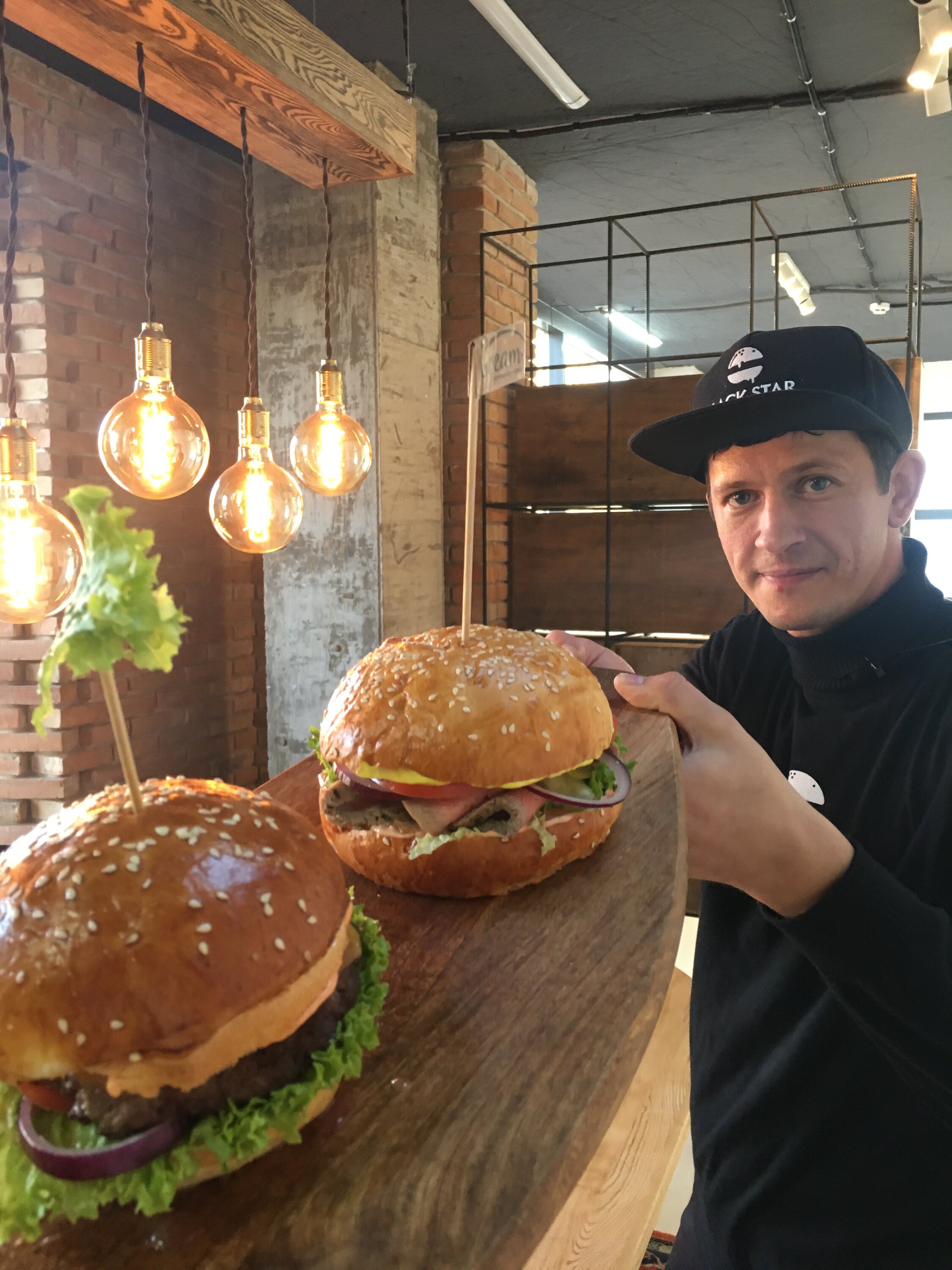 технология общественного питания. профессиональный повар. повар горячего цеха. повар пекарь перекресток. повара в горячем цехе.