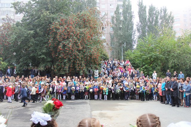 Школа 75 новосибирск. Школа 202 Новосибирск. Директор 202 школы Новосибирск. Школа 202 Новосибирск фото.
