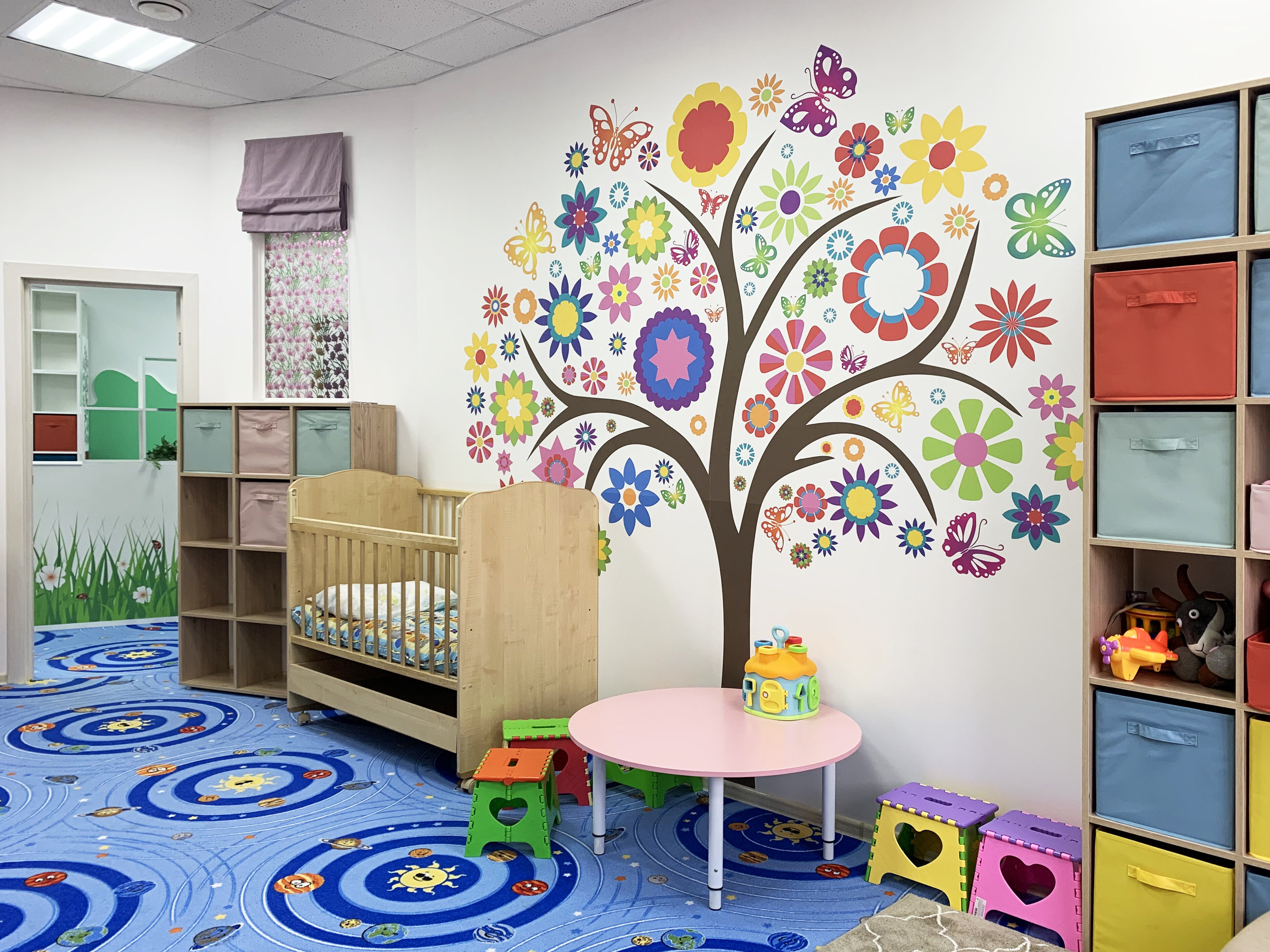 Оформление яслей. Декорация стен в детском саду. Украшение стен в детском саду. Интерьер стен в детском саду в группе. Декорирование стен в детском саду.