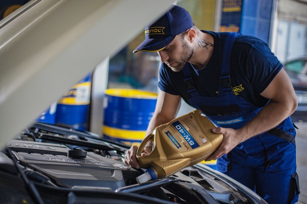 Механик меняет масло. «Равенол Руссланд». Ravenol Calendar. Кепка Равенол дрифт. Ravenol 4014835844155 бейсболка ретро Ravenol.