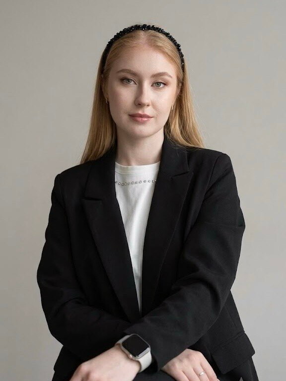 Аделина Хоу