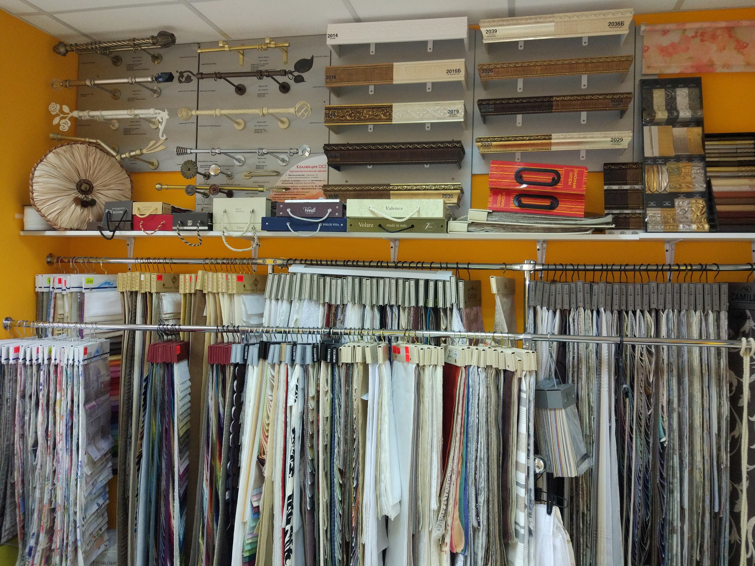 Стеллаж для карнизов. Витрина карнизов. Магазин карнизов для штор москва. Рынок садовод карнизы для штор. Магазин карнизов для штор.