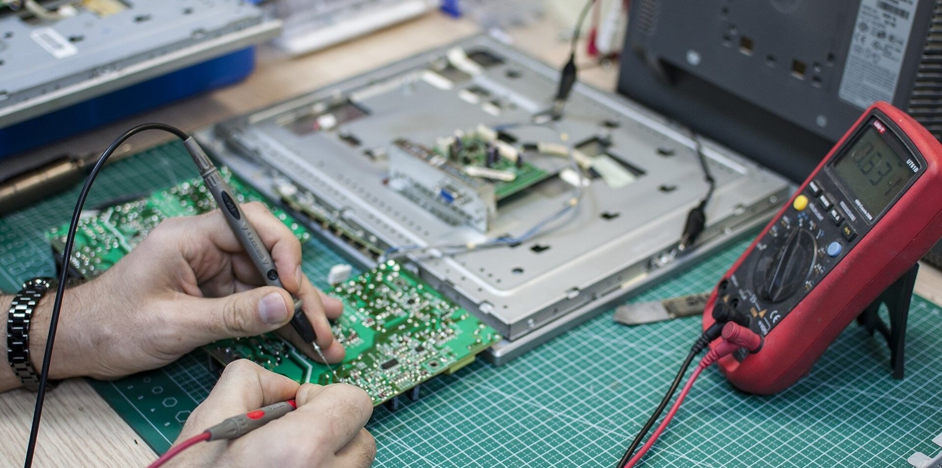 Ремонт электроники. Электроника. Электроника ремонт. Ремонтер электронники. Стол электронщика.