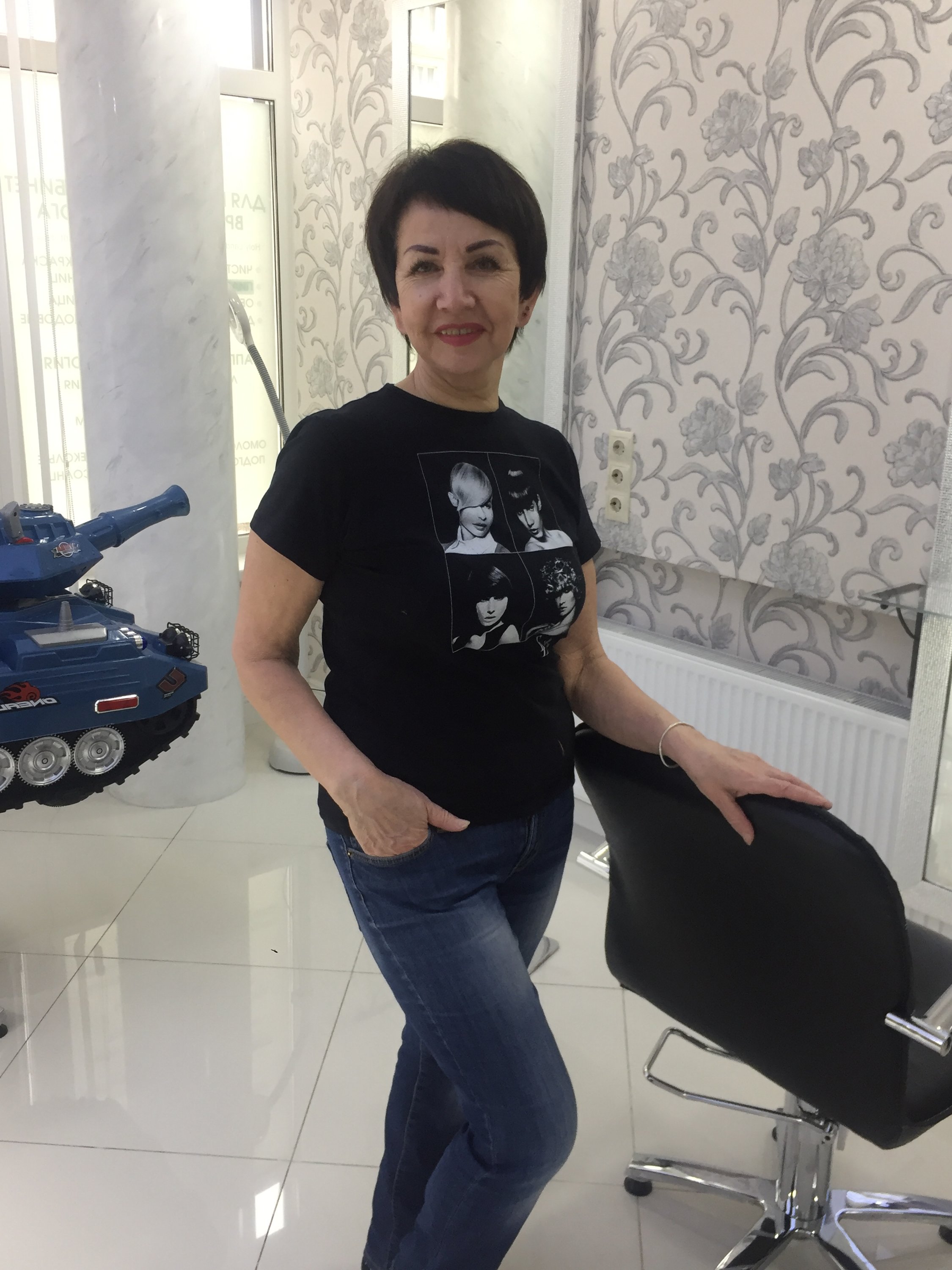 Парикмахер роза абакарян верхняя пышма лариса. Цирюльник роз. Цирюльник роз. Салон парикмахерская цирюльник новосибирск. Цирюльник томск парикмахерская.