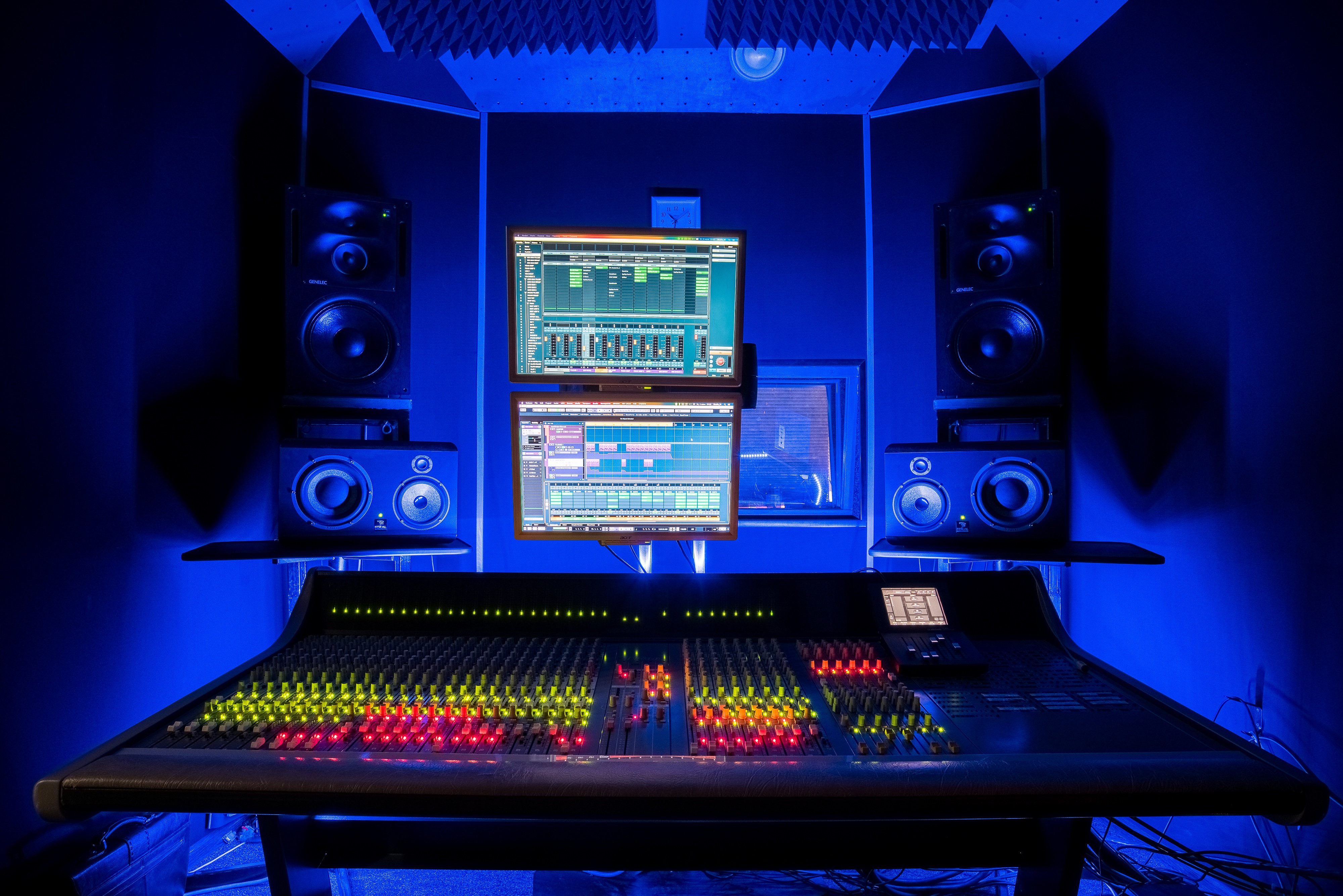 Звуко запись. Студия звукозаписи FL Studio. Звукозаписи студия колонки zqs6203. Студия звукозаписи Universal Лос Анджелес.