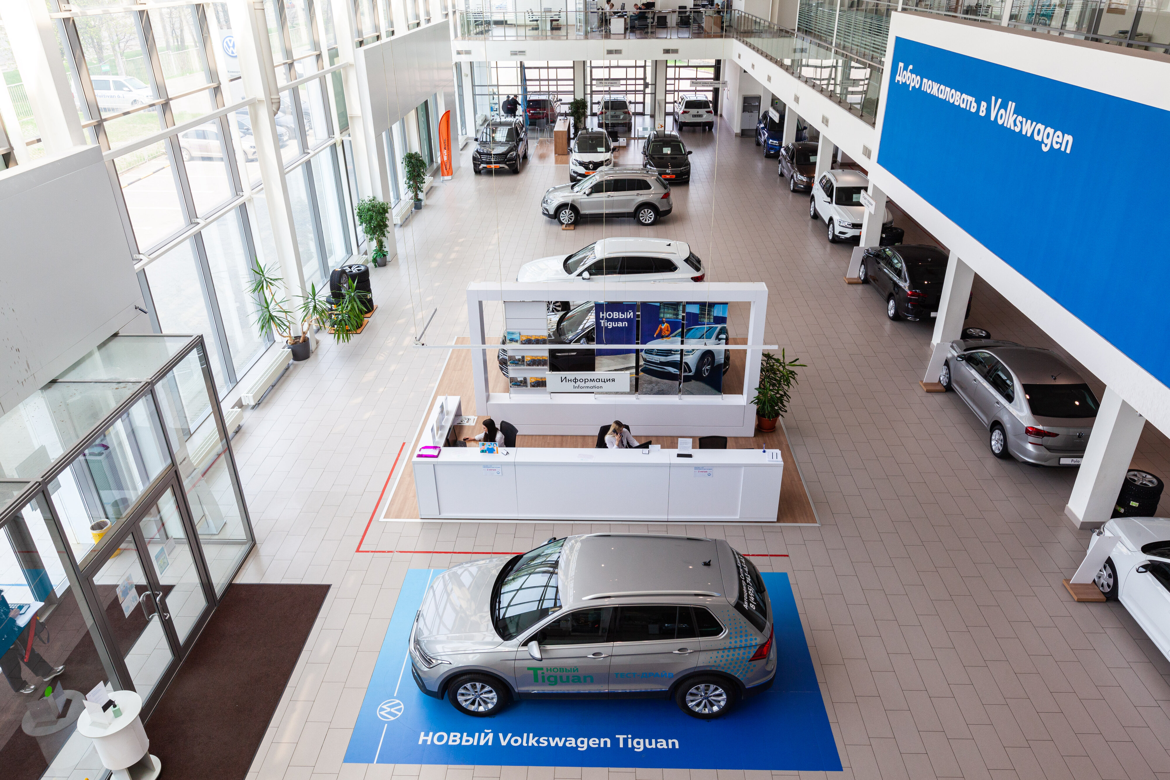 Volkswagen city. Автосалон Volkswagen. Многоэтажный автосалон Фольксваген.