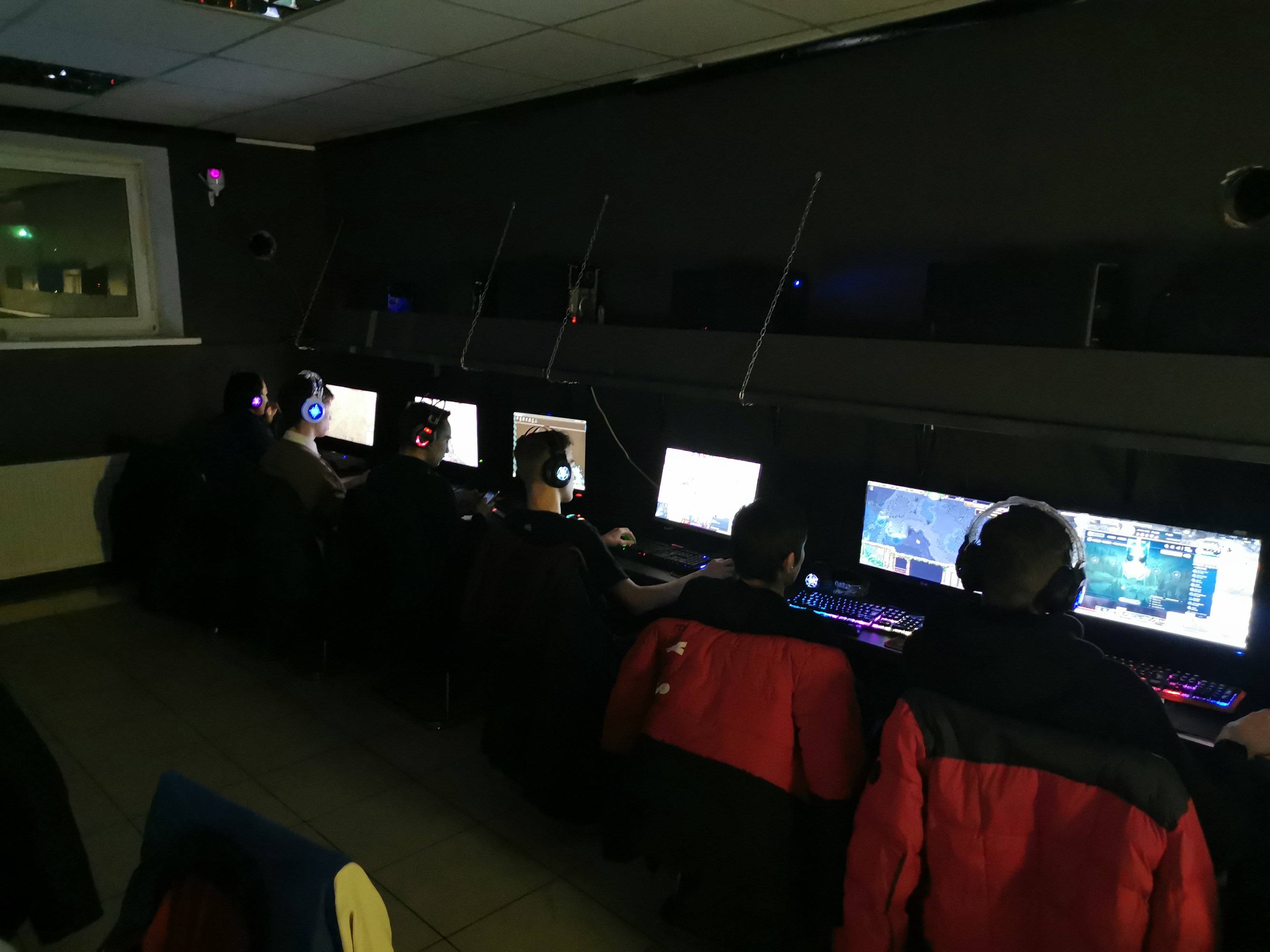 Можно ли скачивать игры в компьютерном клубе. Компьютерный клуб геймеры. Интернет-кафе Санкт-Петербург. Компьютерный клуб с рулем. Midnight компьютерный клуб.