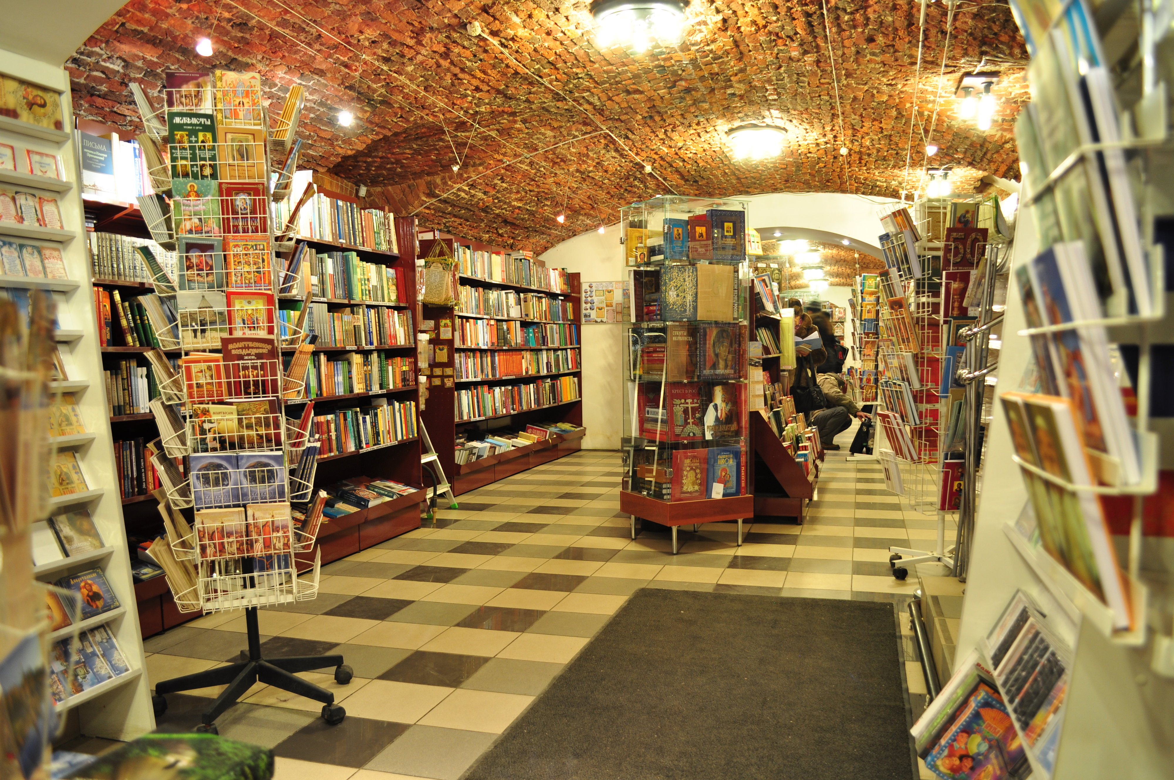 Большой книжный магазин в санкт петербурге. Книжный дом Санкт-Петербург малая Конюшенная. Книжный магазин Питер.
