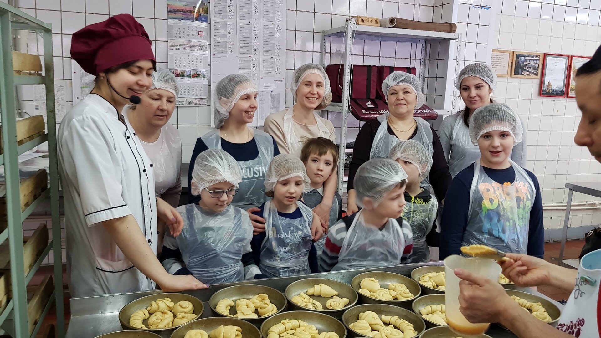 Пекарня малышей. Экскурсия в пекарню Московский пекарь. Экскурсия в хлебопекарню. Экскурсия в пекарню для дошкольников. Пекарня детская экскурсия.