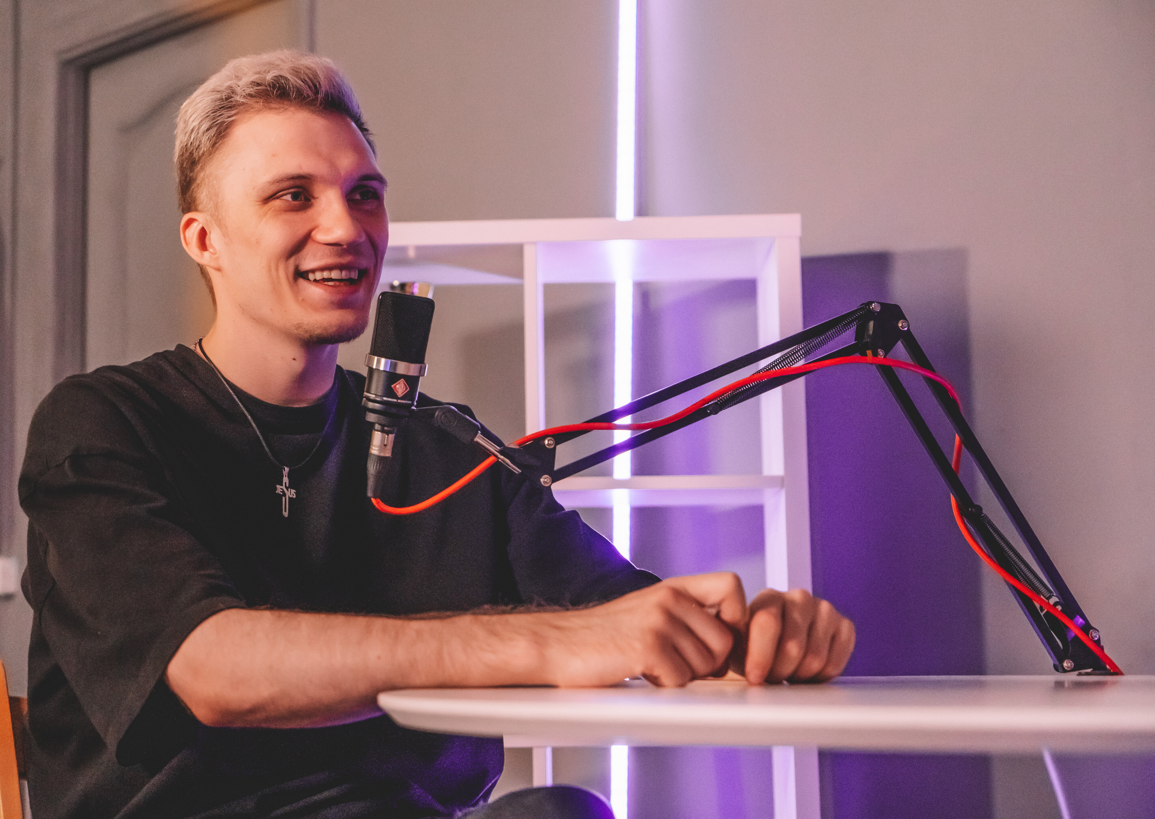 студия для записи музыки. звукозаписывающая студия саратов. студия записи. микрофон в студии звукозаписи. студия звукозаписи в москве тимоти ферман.