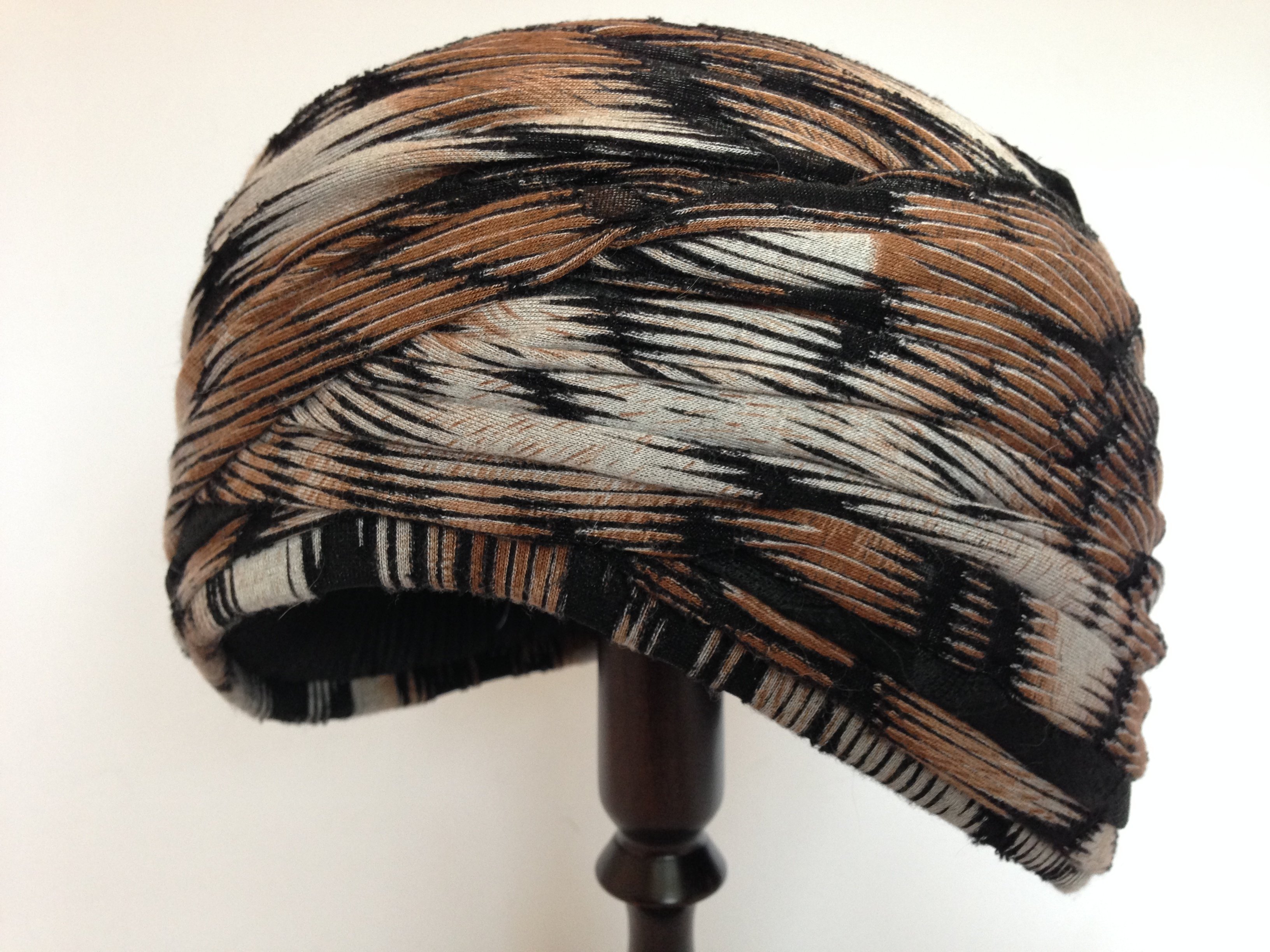 Витрина для головных уборов. Ателье головных уборов в москве. Modern hat. Ателье по ремонту и пошиву головных уборов. Ателье по пошиву головных уборов.