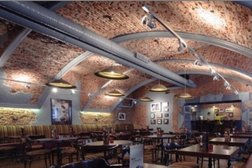 Винный бар в честь русского поэта Yesenin, с рейтингом 4.2 - находится по адресу Санкт-Петербург, Гороховая улица, 2/6 лит А 