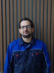 Автомеханик Денис Емельянов