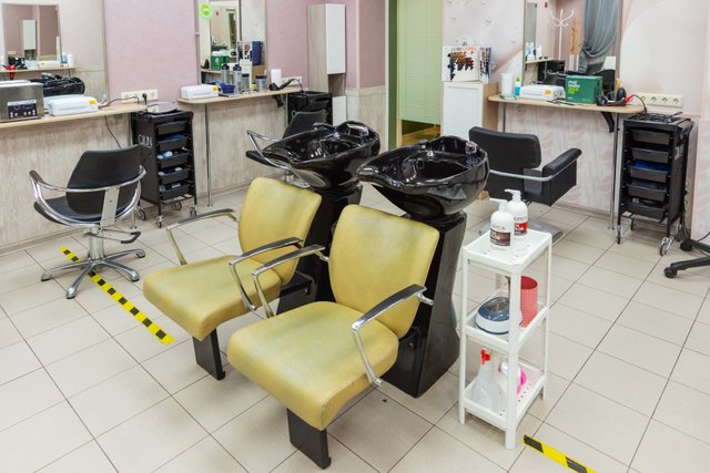 Интерьер парикмахерской маленькой площади эконом класса (85 фото)