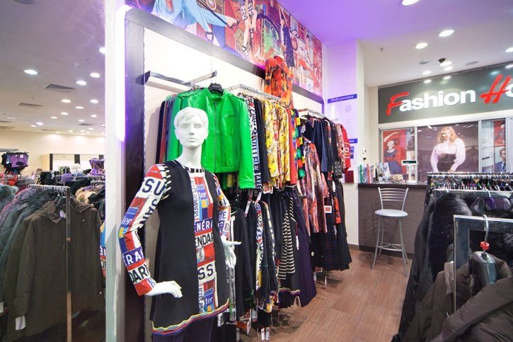 Бутик верхней одежды. Однообразная одежда в тц. Торговый центр одежда. Магазин одежды. Тц перовский женская одежда 2 этаж.