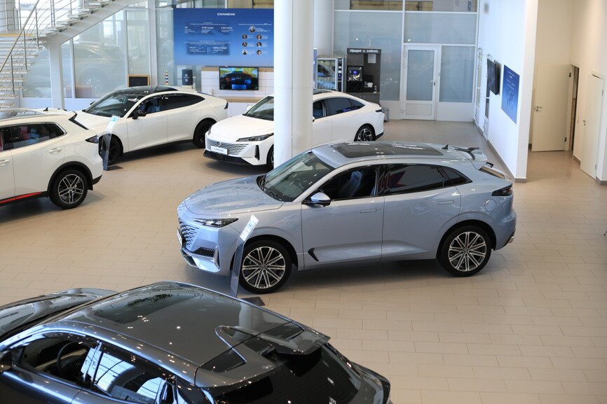 Автомобили из Китая CHANGAN в автосалоне
