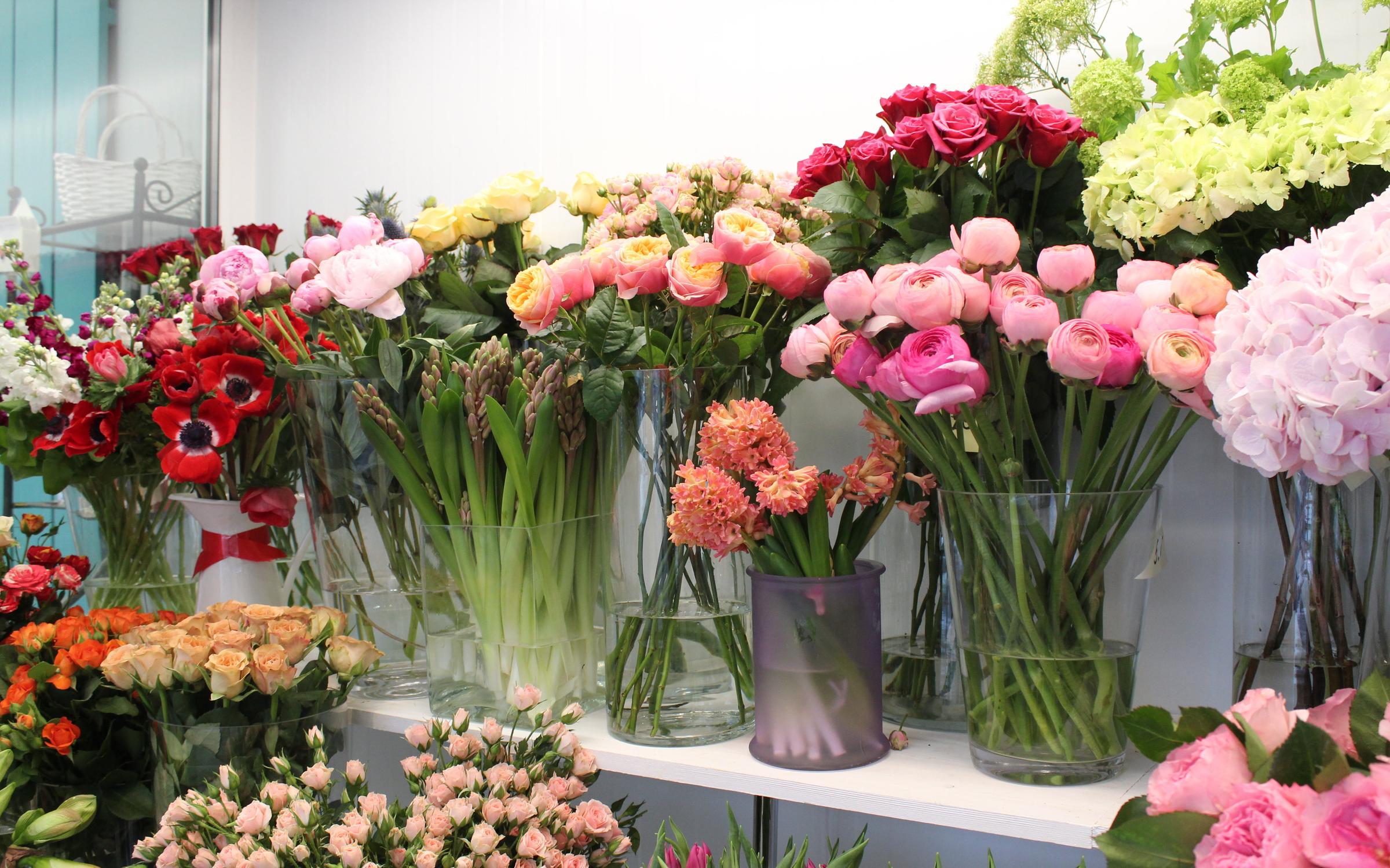 Купить цветы в егорьевске. Цветочный салон. Цветы в магазине. Цветочный бульвар. Интерьер цветочного магазина.