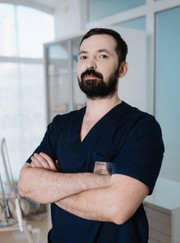 Главный врач, имплантолог Юрий Евгеньевич Панков