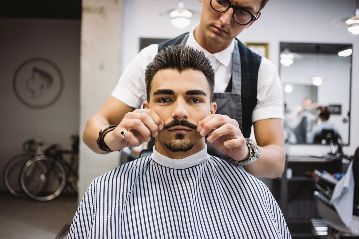 Мужская стрижка в парикмахерской барбершоп