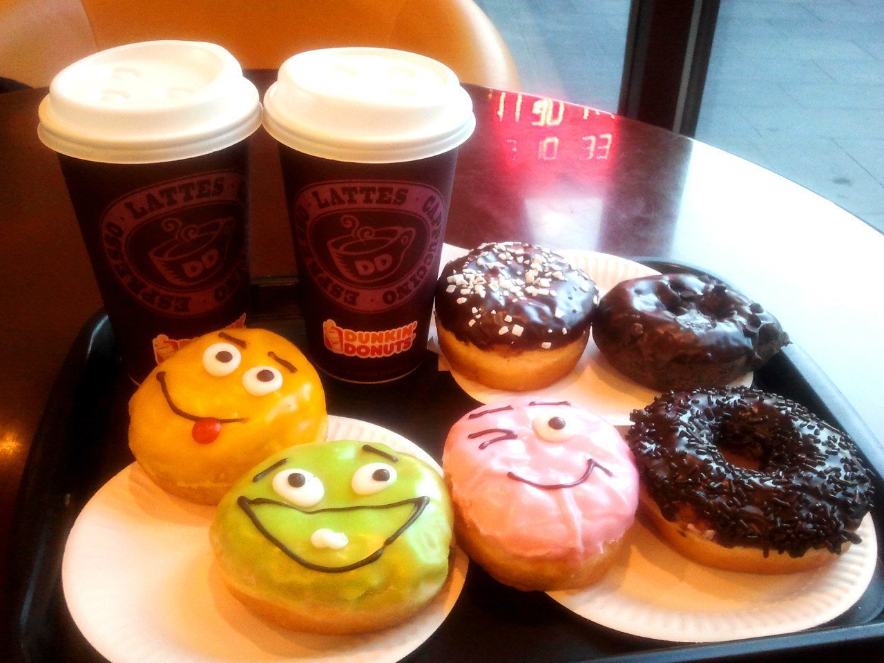 Пончики в кафе