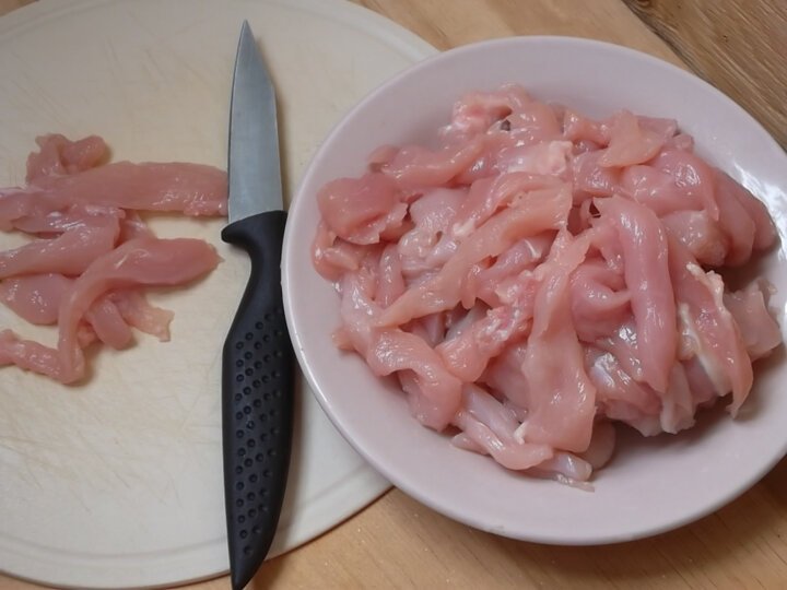 Как нарезать филе. Нарезать куриное филе соломкой. куриная грудка нарезанная соломкой. курица филе соломка. куница нанезанная соломкой.