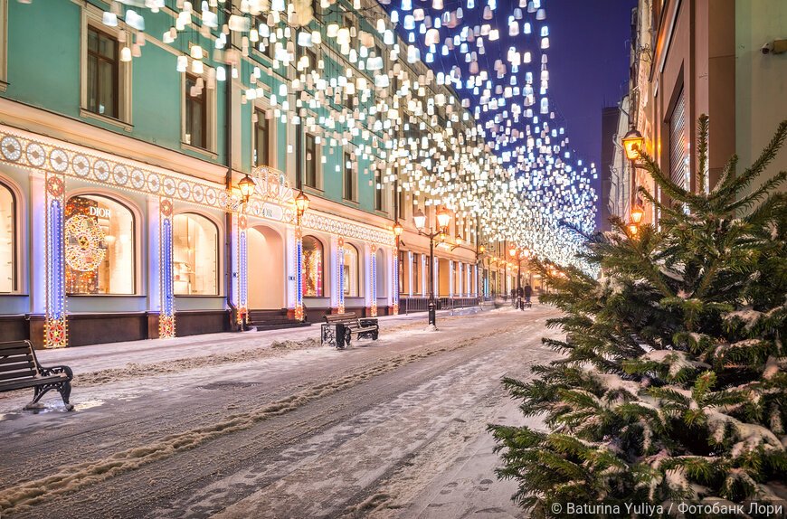 Светящиеся фонари с неба в Столешниковом переулке в Москве