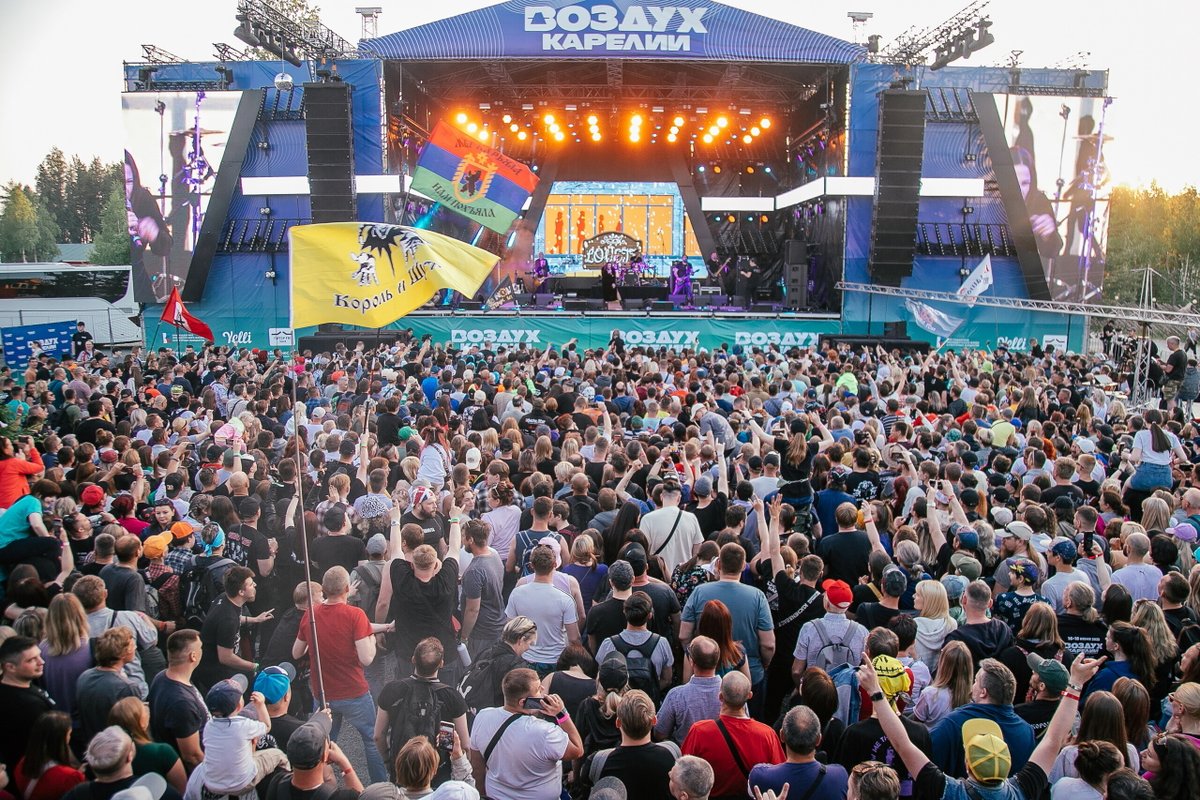 Фестиваль &laquo;Воздух Карелии&raquo;, выступление музыкантов и люди перед сценой