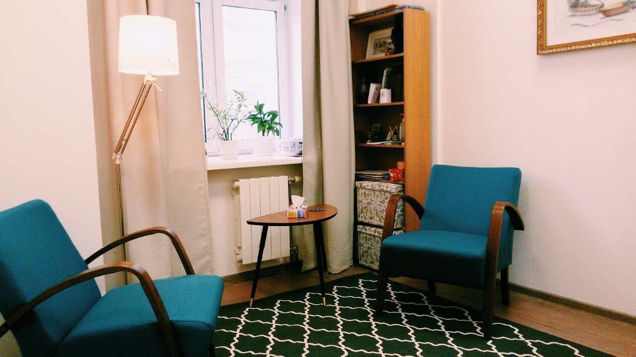 Уютный кабинет психолога. Кабинет психолога интерьер. Цвет кабинета психолога. Кресло для кабинета психолога.