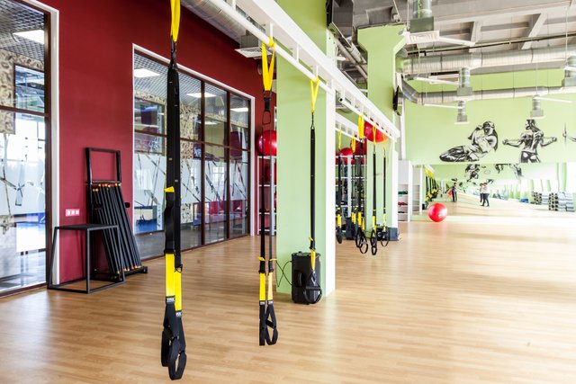 Спортзал групповые занятия. Фитнес клуб среда. Люди в спортивном зале. Спортивный клуб. Фитнес клуб.