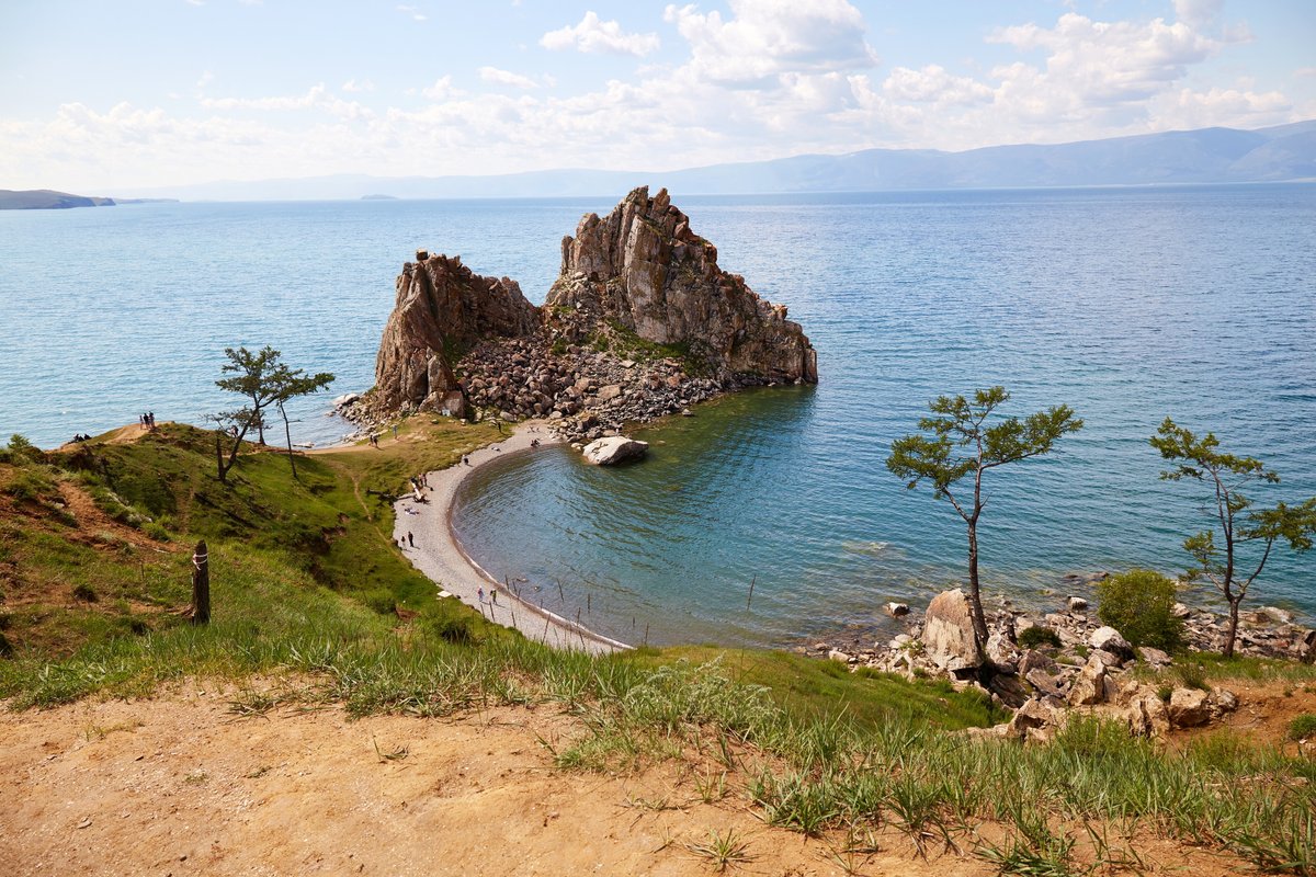 Скала Шаманка летним днем. Озеро Байкал