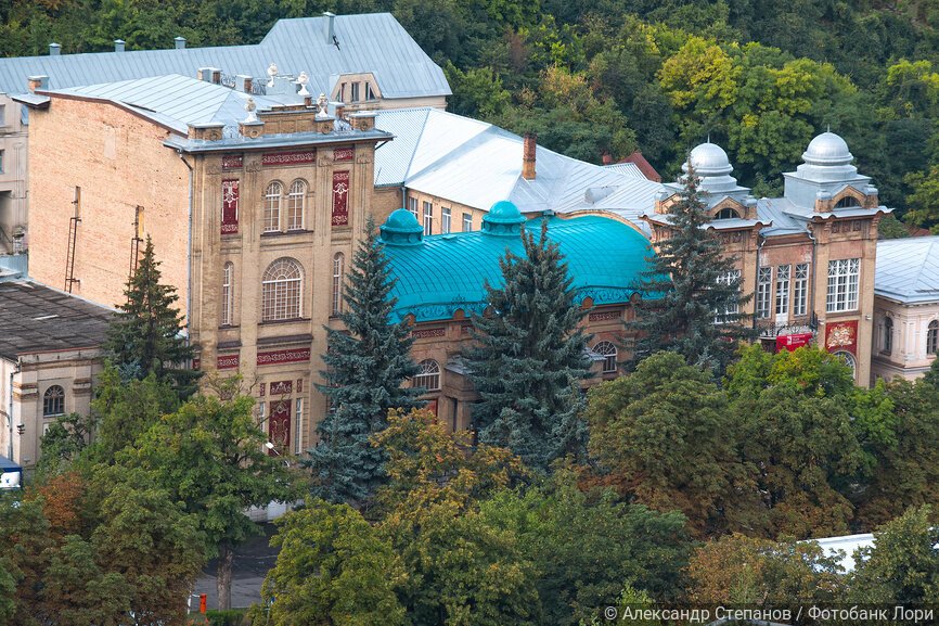 Вид на Ставропольский государственный краевой театр оперетты в Пятигорске с горы Горячей утром