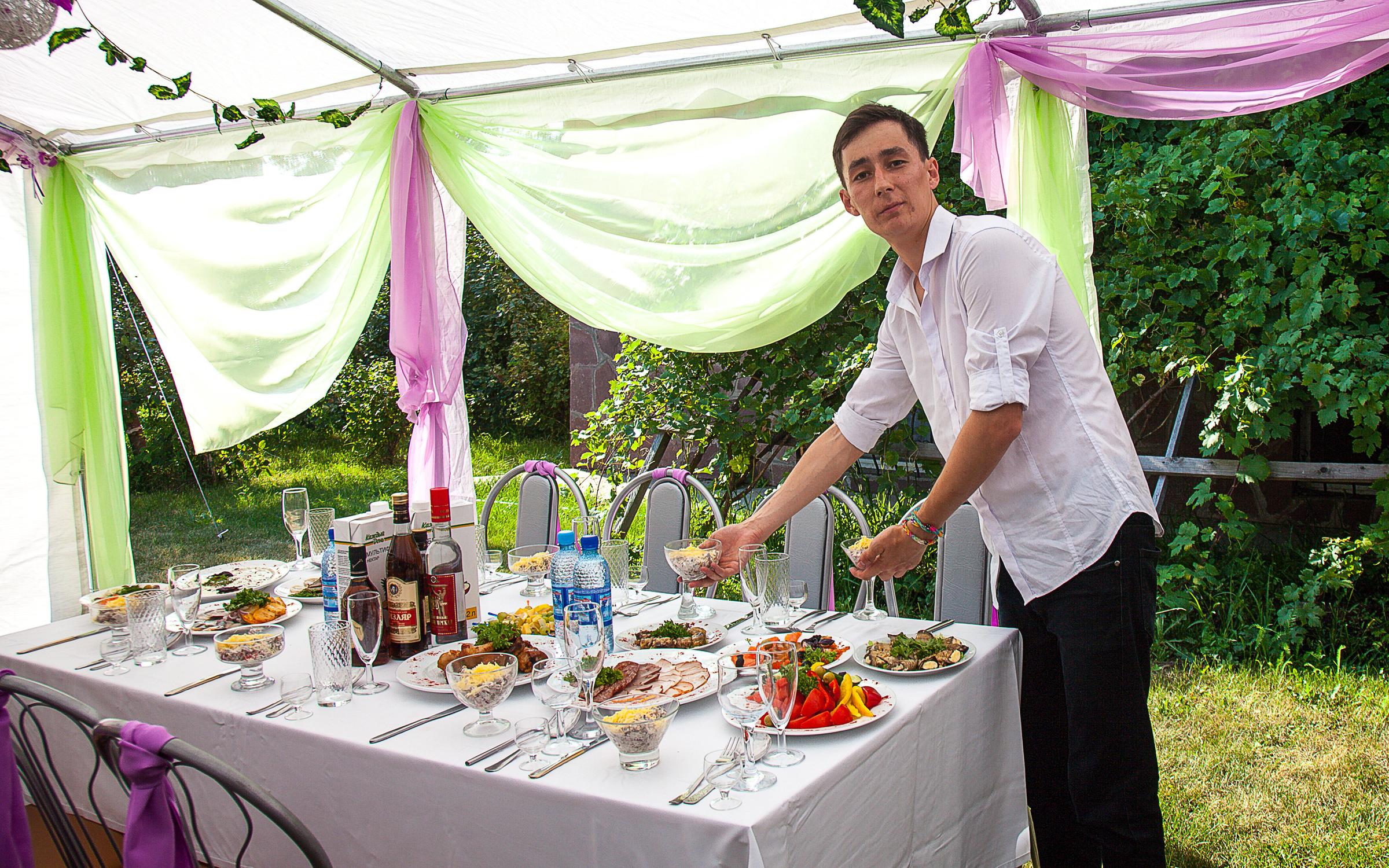 Сервировка банкетного стола в ресторане. Банкетная компания. 150 человек. Банкетная служба в гостинице. Шахин шах банкетный зал.