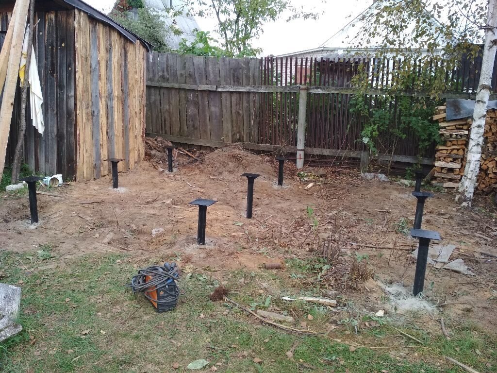 Винтовой фундамент. Опора для столбчатого фундамента. Забивные сваи для ангара. Свая фундамент дача. Дома на винтовых сваях.