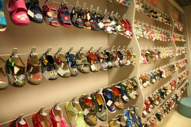 Как правильно выставить обувь в магазине