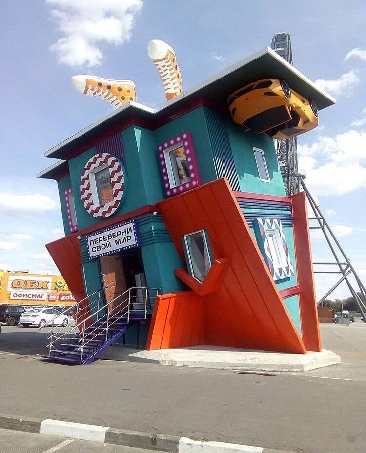 Музей перевернутый дом в Москве Арбат
