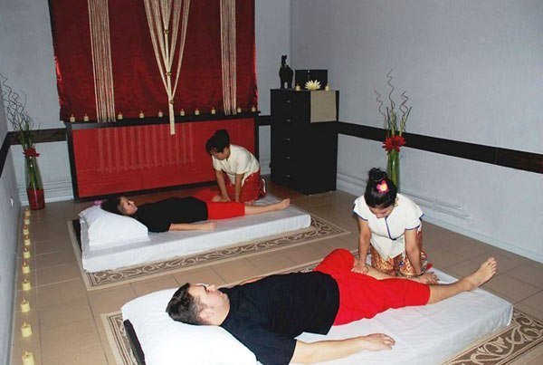 Тверь массажный. Кровать для тайского массажа. Тайский массаж в Твери. Крепления на потолок для тайского массажа.