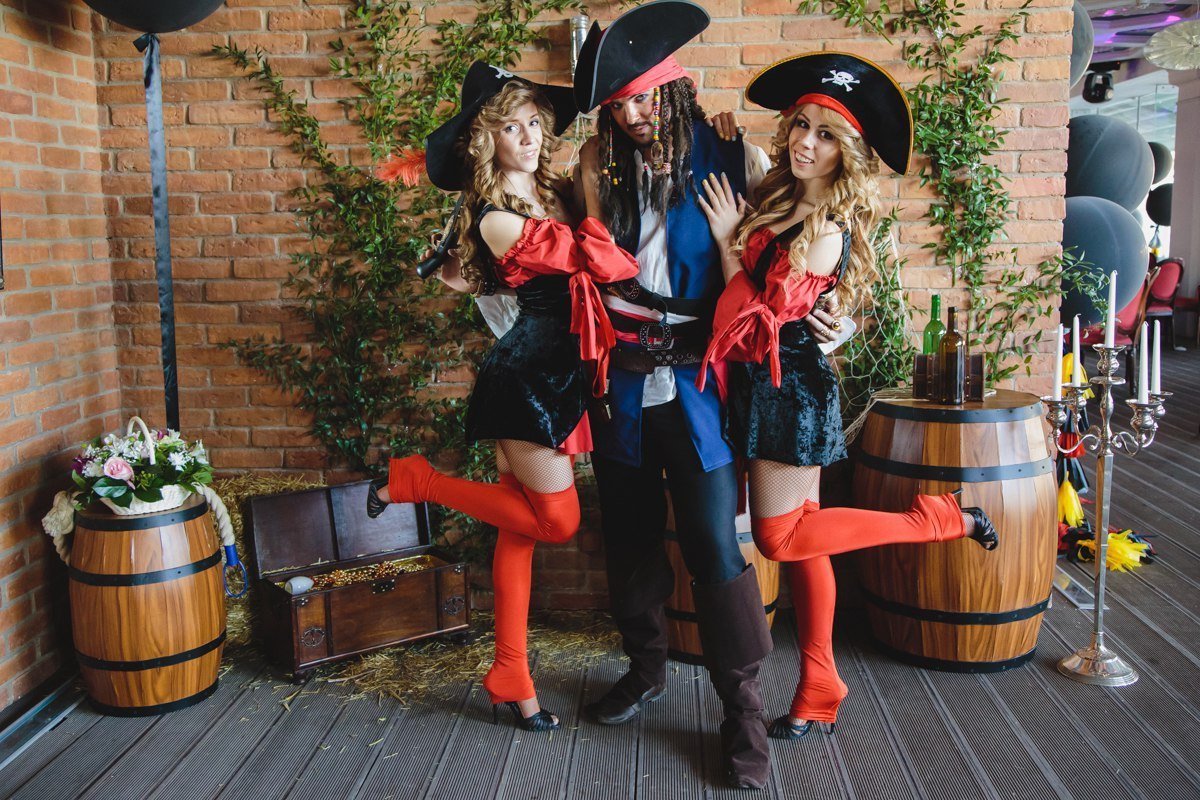 Компания сюрприз. Вечеринка в стиле пиратов Карибского моря. Пиратский стиль для девушек. Фотосессия групповая в стиле пираты. День рождения в стиле пиратов взрослый образ женский.
