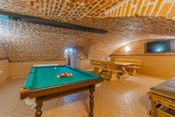 Петровские бани и апартаменты, с рейтингом 5 - находится по адресу Санкт-Петербург, Колпинский район, посёлок Усть-Ижора, Шлиссельбургское шоссе, 175 