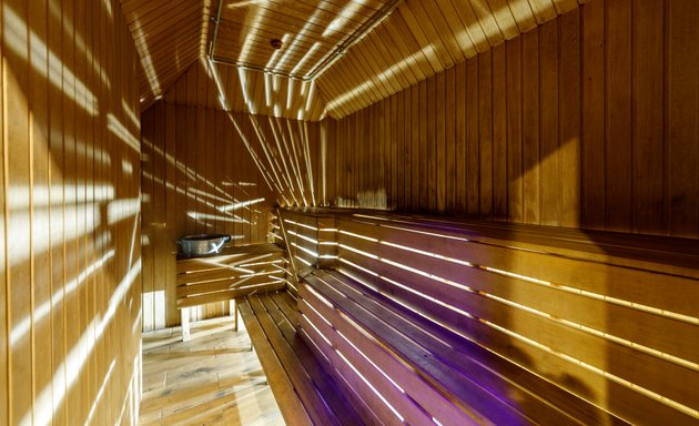 Түрмедегі жігітті былғау Әйеліммен кафеде жыныстық қатынас