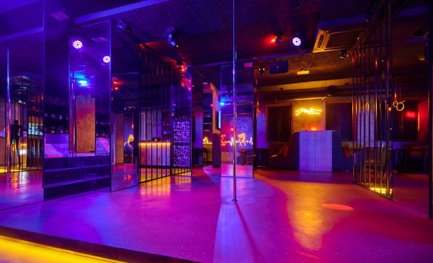 Әдемі жас брюнеткамен жыныстық қатынас Түрмедегі қара еркектермен гей порно