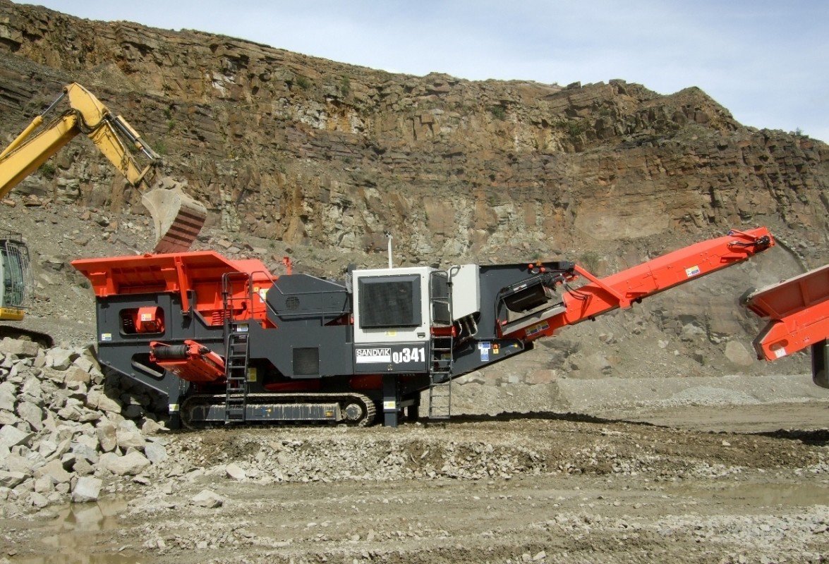 Дробилки sandvik. Щековая дробилка Sandvik qj341. Дробилка Сандвик 341. Мобильная дробилка Sandvik. Sandvik jaw crusher QJ 341.