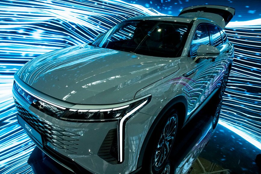 Автомобиль Exeed RX стоит на подиуме на 11-й международной ярмарке современного искусства в Москве