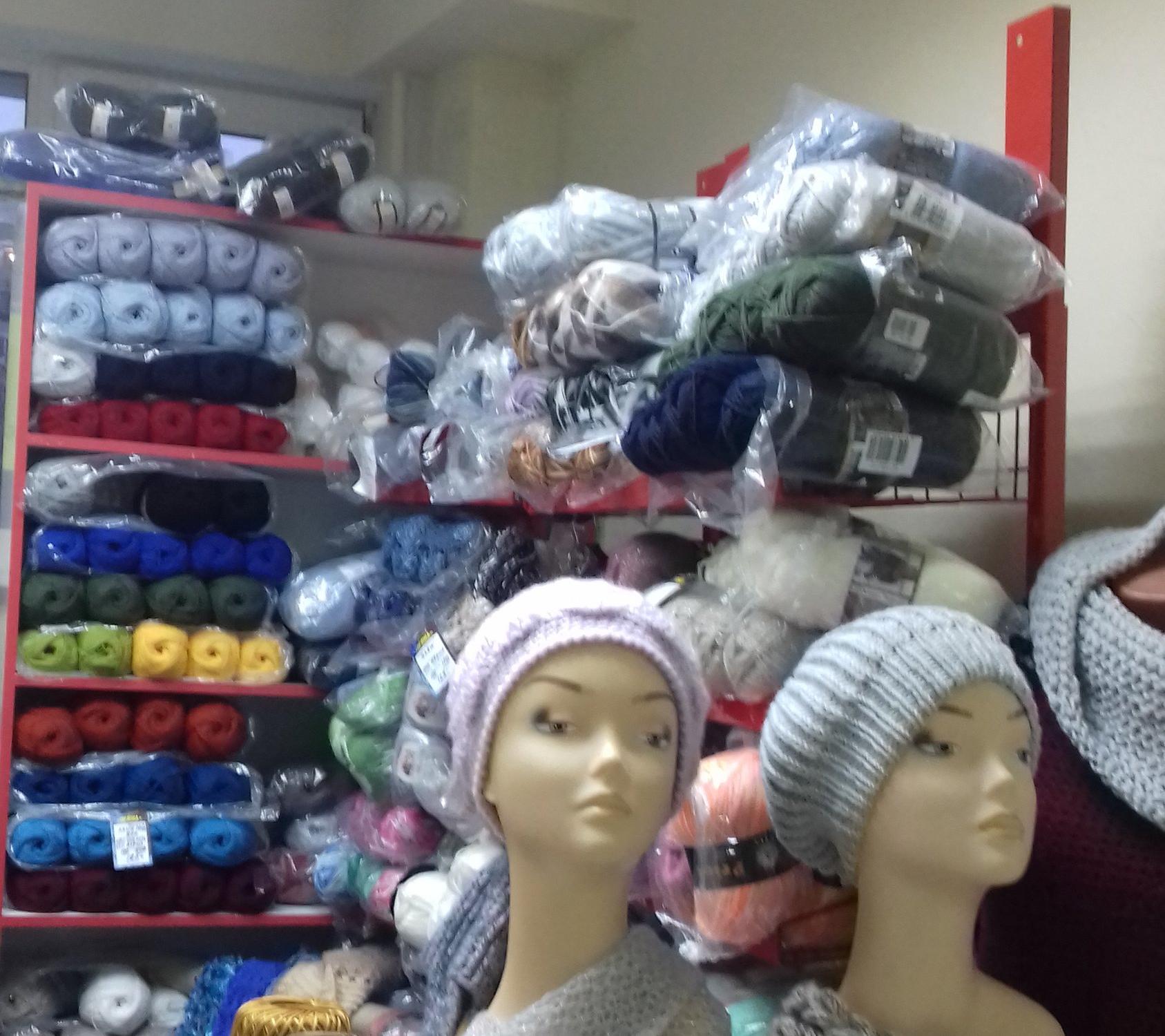 пряжи для вязания о компании. вязальный магазин пряжи. магазин пряжи. магазин вязаный спб. полки с пряжей.