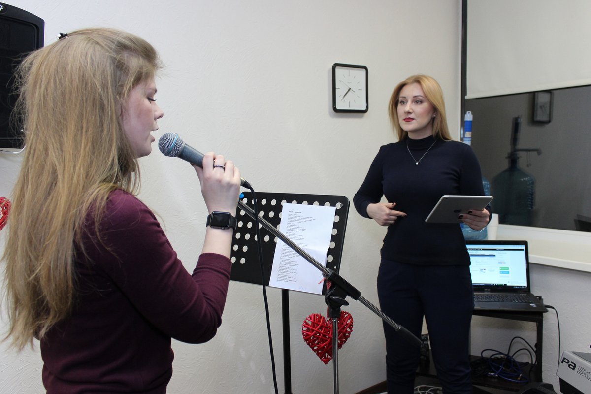 Prestige education. занятия на фортепиано. пианино курсы. уроки пианино. занятия в вокальной студии.