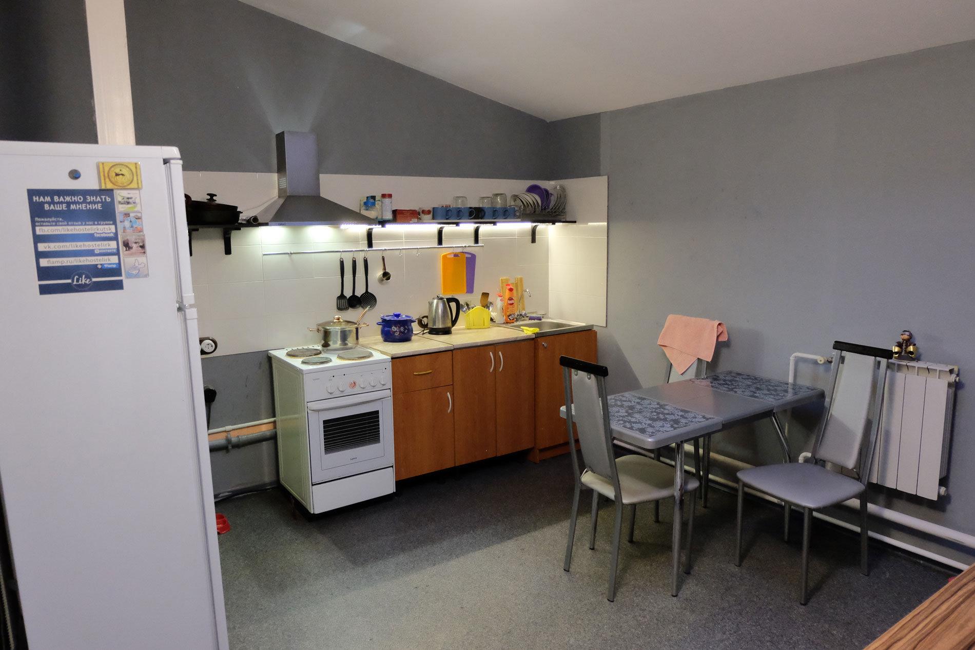 Общая кухня в общежитии. Кухня хостела. Кухня в общежитии. Кухни в хостелах. Кухня в студенческом общежитии.