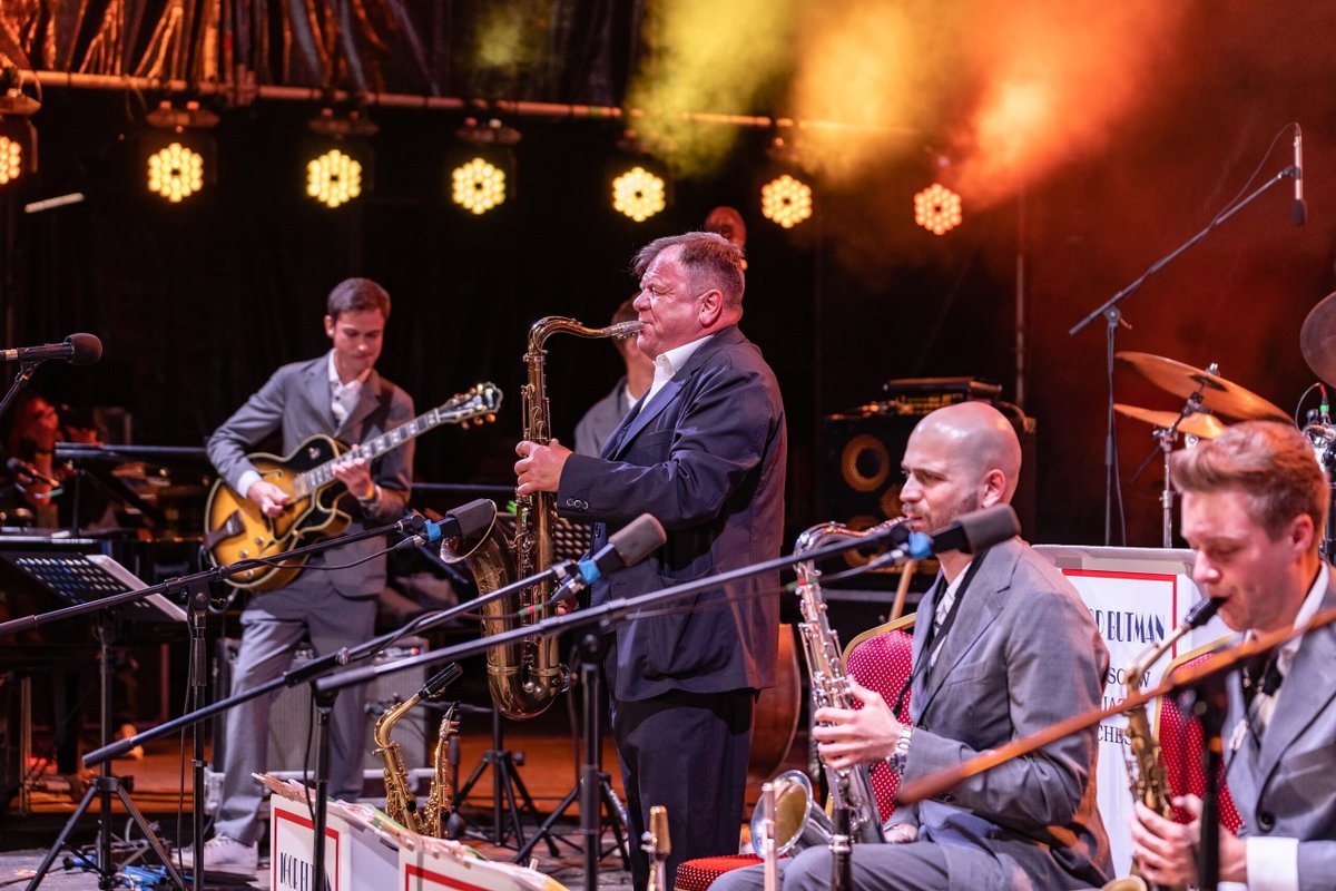 Выступление музыкантов на фестивале "Джазовые сезоны"